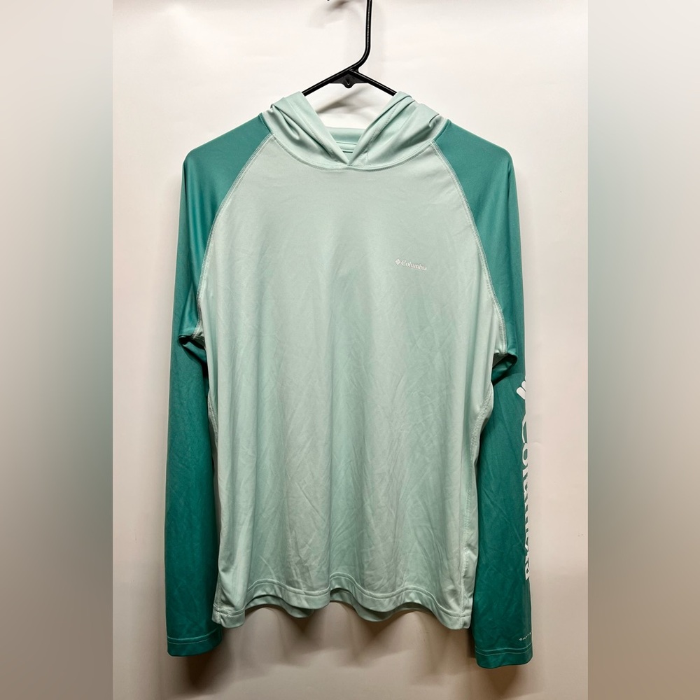 Columbia Women's PFG Omni-Shade long-sleeve hooded shirt